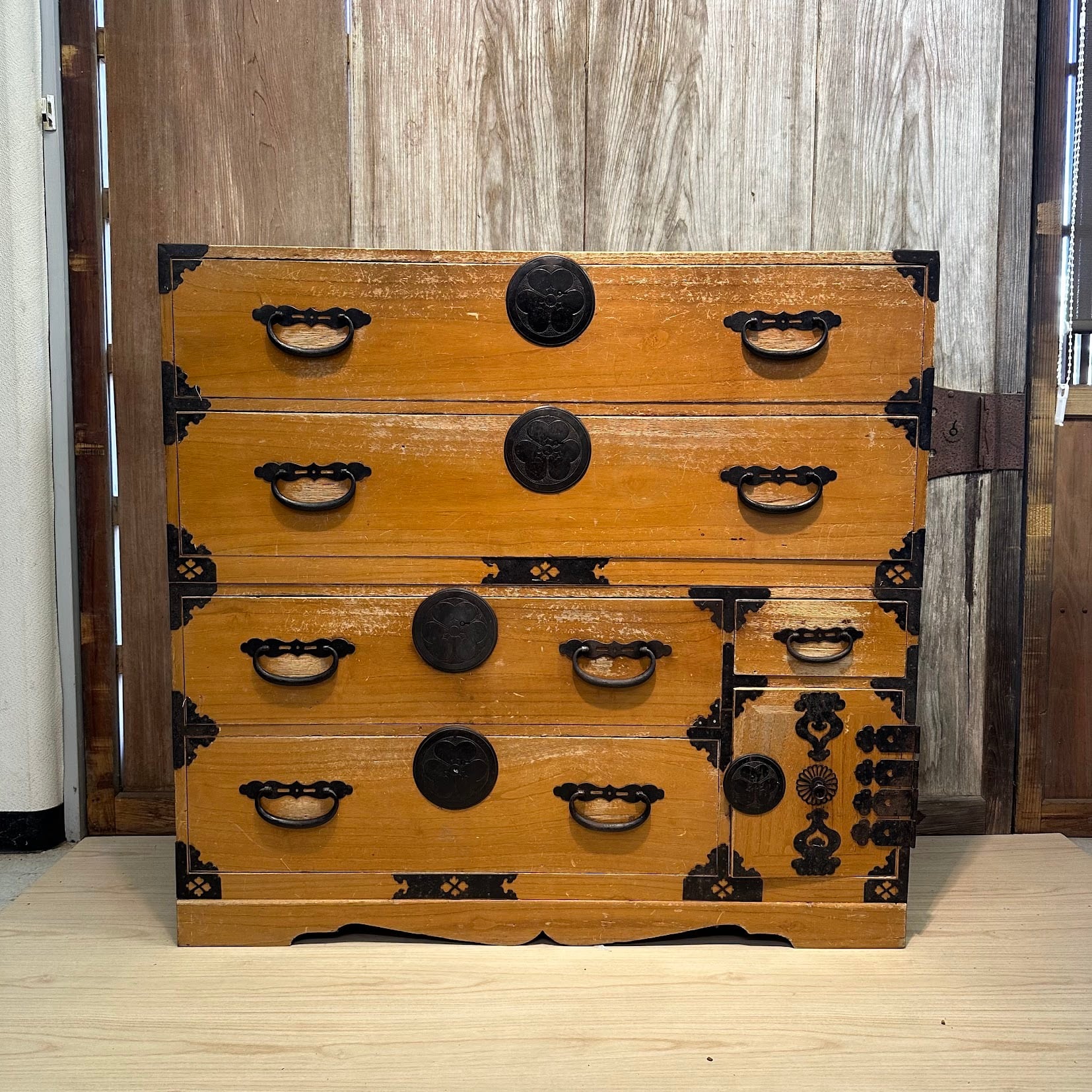 認定時代箪笥】山形産衣装箪笥 J011 | 家具のヤマヒョウ ONLINE SHOP