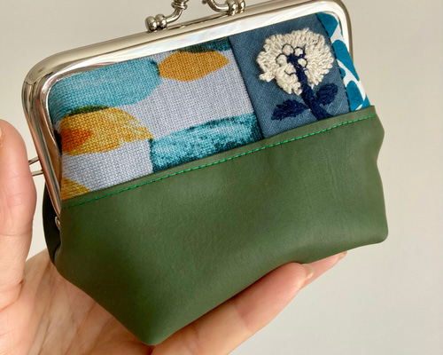 本革 マチ付きで自立するmina perhonenの可愛いがま口ポーチ＊ミナ